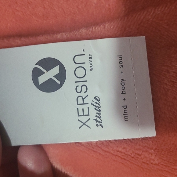 BRAND NEW SWEATSHIRT! - Picture 8 of 8